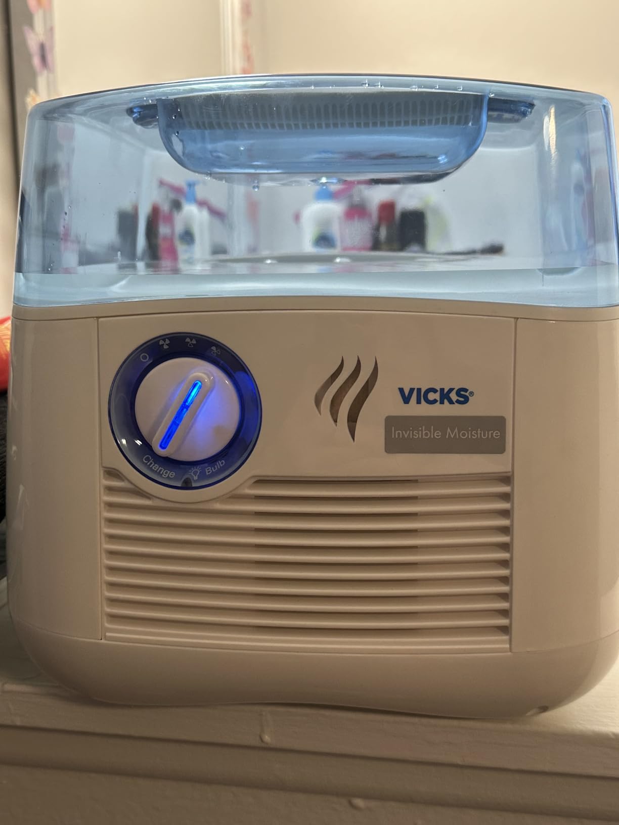Vicks Cool Mist Humidifier with UV Light, 1 Gal Tank, Evaporative Design Auto-Adjusts to Room Humidity, Cool Mist Humidifiers for Bedrooms, Baby Rooms & More, Use with Vicks VapoPads customer photo 1