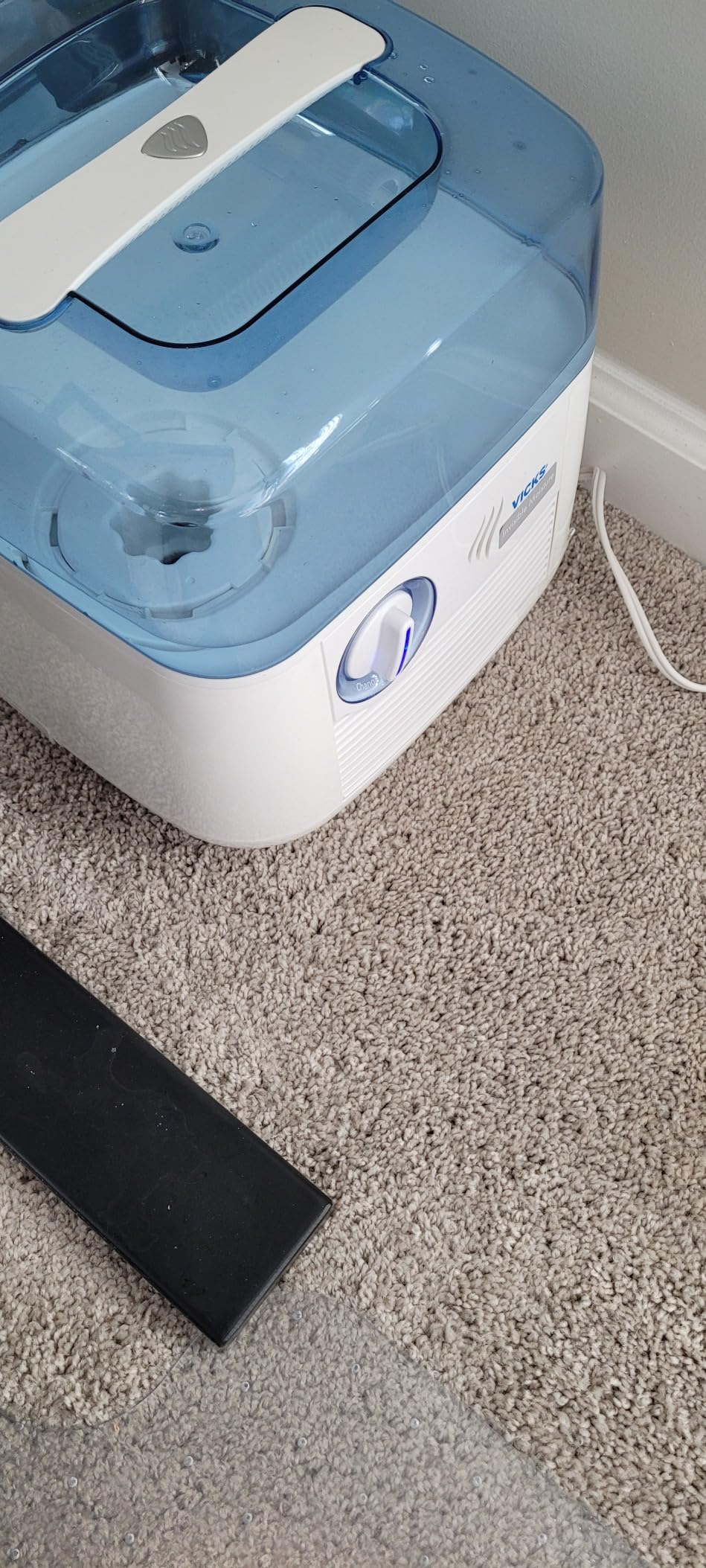 Vicks Cool Mist Humidifier with UV Light, 1 Gal Tank, Evaporative Design Auto-Adjusts to Room Humidity, Cool Mist Humidifiers for Bedrooms, Baby Rooms & More, Use with Vicks VapoPads customer photo 2