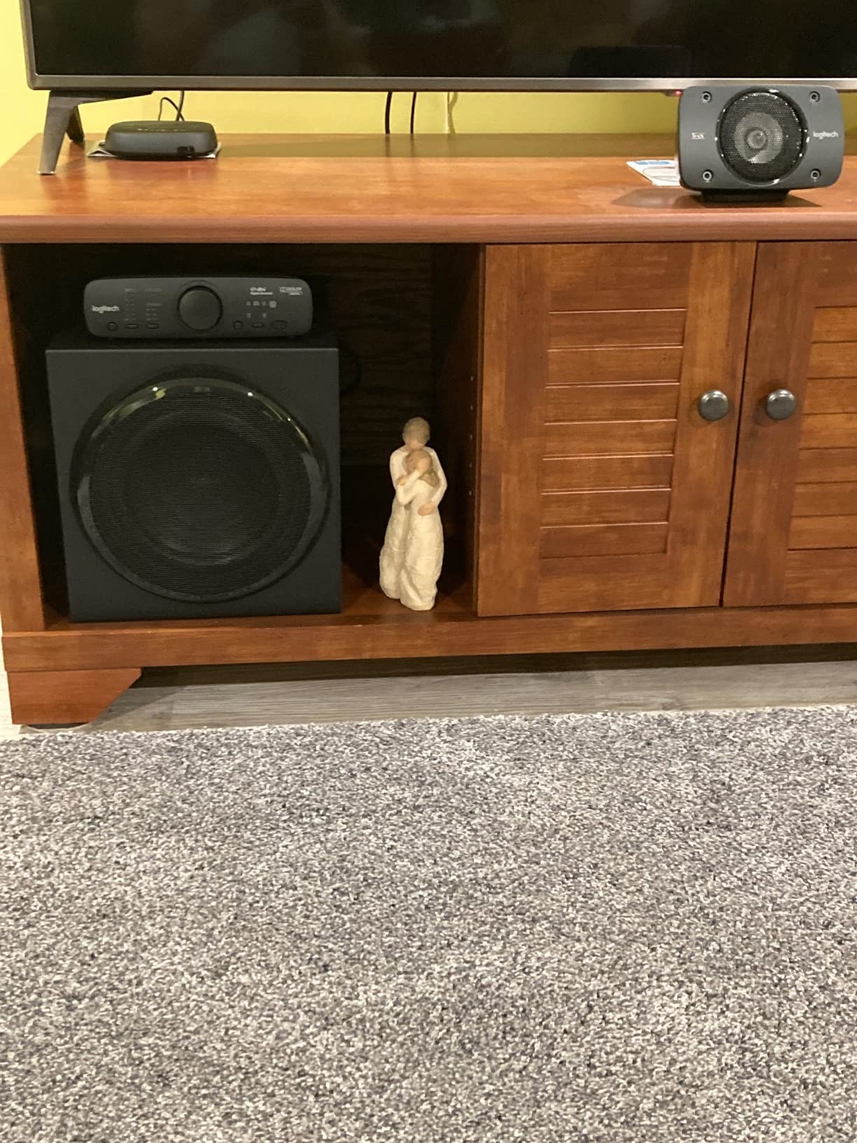 Logitech Z906 5.1 Surround Sound Speaker System - THX, Dolby Digital and DTS Digital Certified - Black customer photo 2