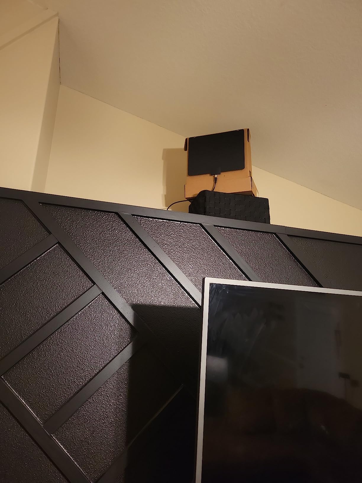 Mohu Leaf 50 Original Paper-Thin Indoor TV Antenna, UHF VHF, 60-Mile Range, Multi-Directional, 4K 8K UHD NEXTGEN TV - w/12 ft. Cable, Jolt Switch customer photo 2
