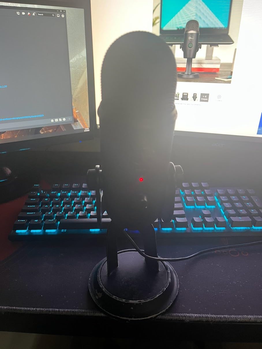 Logitech Creators Blue Yeti USB Microphone for PC, Mac, Gaming, Recording, Streaming, Podcasting, Studio and Computer Condenser Mic with Blue VO!CE effects, 4 Pickup Patterns, Plug and Play - Blackout customer photo 2