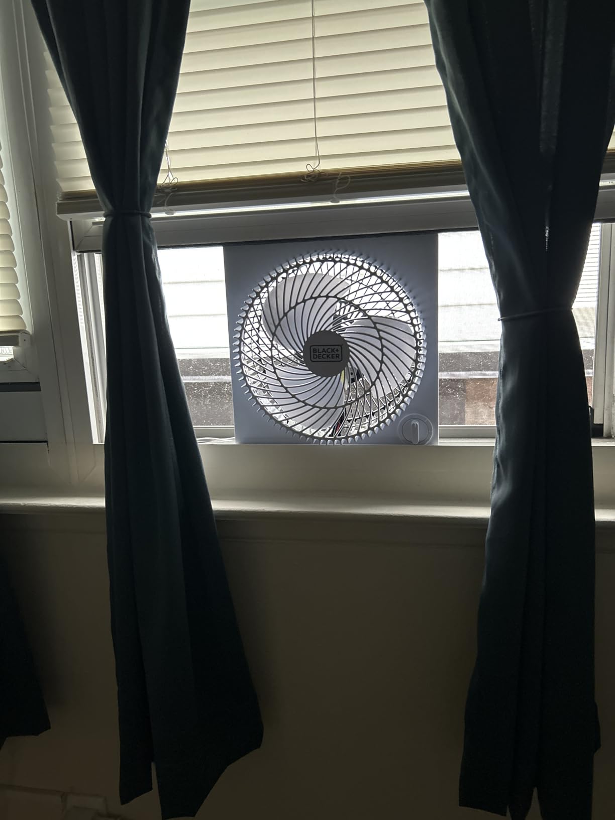 BLACK+DECKER 9-Inch Frameless Box Fan, Freestanding Desk Fan with 3-Speed Settings, Portable Fan for Home Office or Garage, BFB09W, White customer photo 2