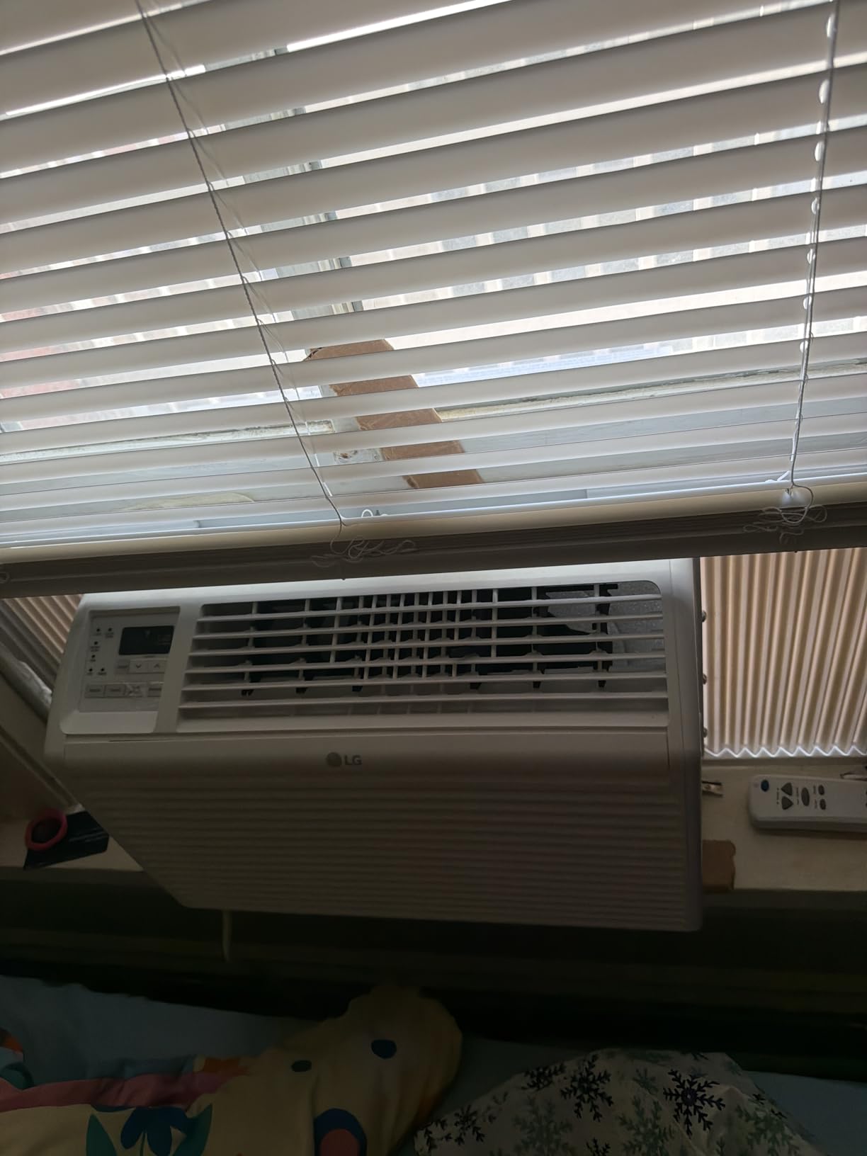 LG 6,000 BTU Window Air Conditioner, 115V, Cools 250 Sq.Ft. for Bedroom, Den, Living Room, Quiet Operation, with Remote, 2 Cooling & Fan Speeds, 2-Way Air Deflection, Auto Restart, White customer photo 1