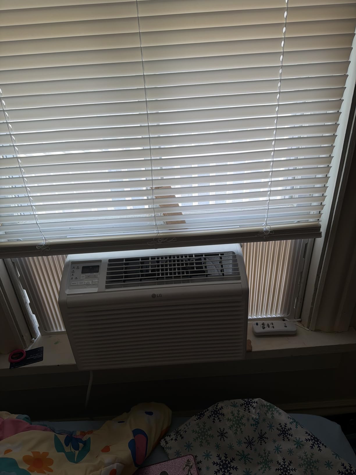 LG 6,000 BTU Window Air Conditioner, 115V, Cools 250 Sq.Ft. for Bedroom, Den, Living Room, Quiet Operation, with Remote, 2 Cooling & Fan Speeds, 2-Way Air Deflection, Auto Restart, White customer photo 2
