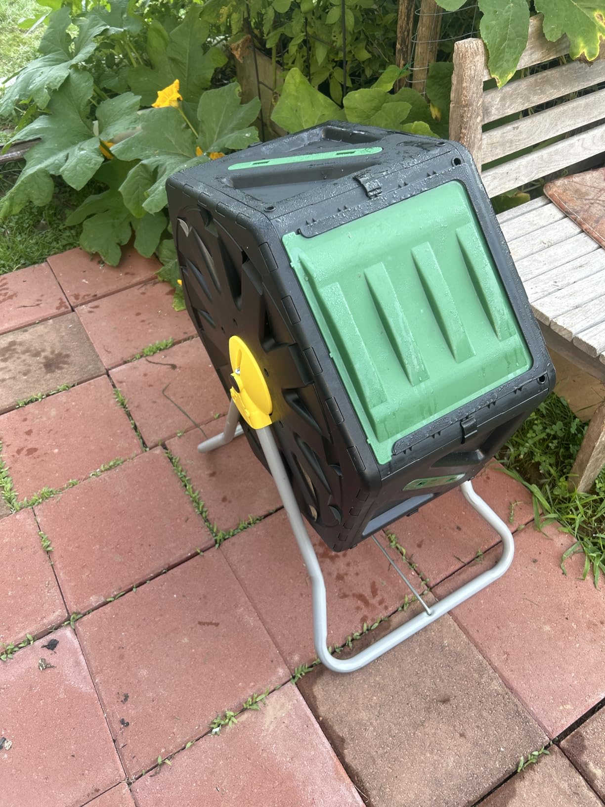 Miracle-Gro Compost Tumbler Single Chamber - Easy-Turn Composter Tumbler Outdoor for Fast Composting - Heavy-Duty Composting Bin with 1 Sliding Door (18.5 Gallon / 70 Liter) customer photo 1
