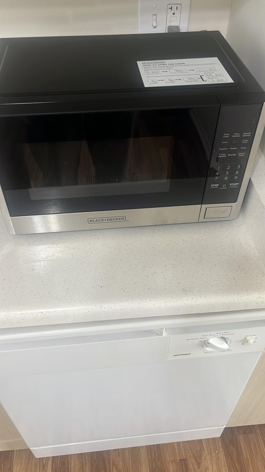 BLACK+DECKER Digital Microwave Oven with Turntable Push-Button Door, Child Safety Lock, Stainless Steel, 0.9 Cu Ft customer photo 2