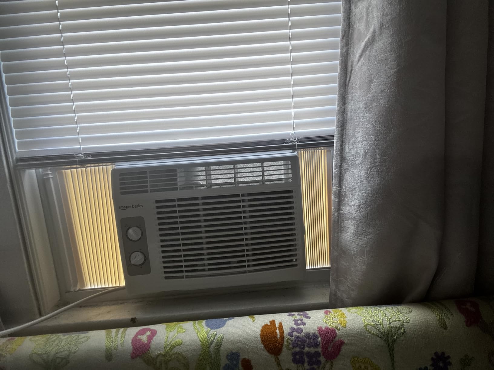 Amazon Basics 5000-BTU Window Air Conditioner with Quiet Operation, Up to 150 Sqf, Cool and Fan Functions, Washable Filter, Adjustable Window Kit, Intuitive Mechanical Controls, for Small Room, White customer photo 2