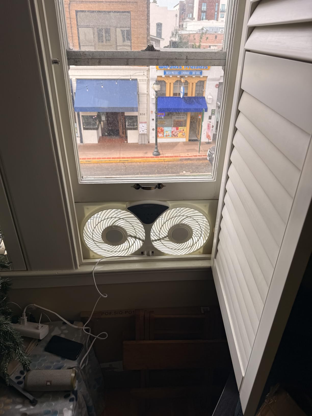 Amazon Basics Twin Window Fan for Home Bedroom, 9 inch, Reversible Airflow, Exhaust Mode, Expandable Side Panels, Width Adjustable, 2 Speeds, Air Circulation, 68W, White customer photo 1