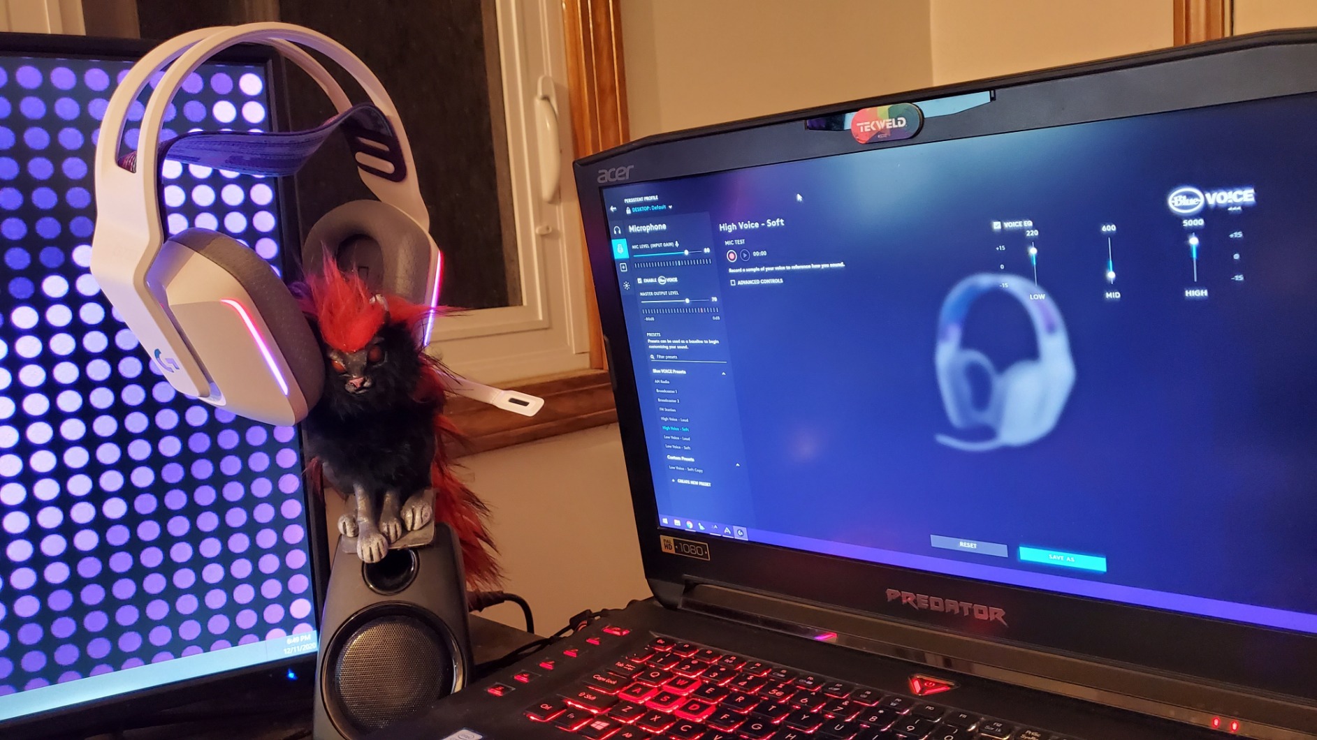 Logitech G733 Lightspeed Wireless Gaming Headset, Suspension Headband, Lightsync RGB, Blue VO!CE Mic, PRO-G Audio - Black customer photo 1