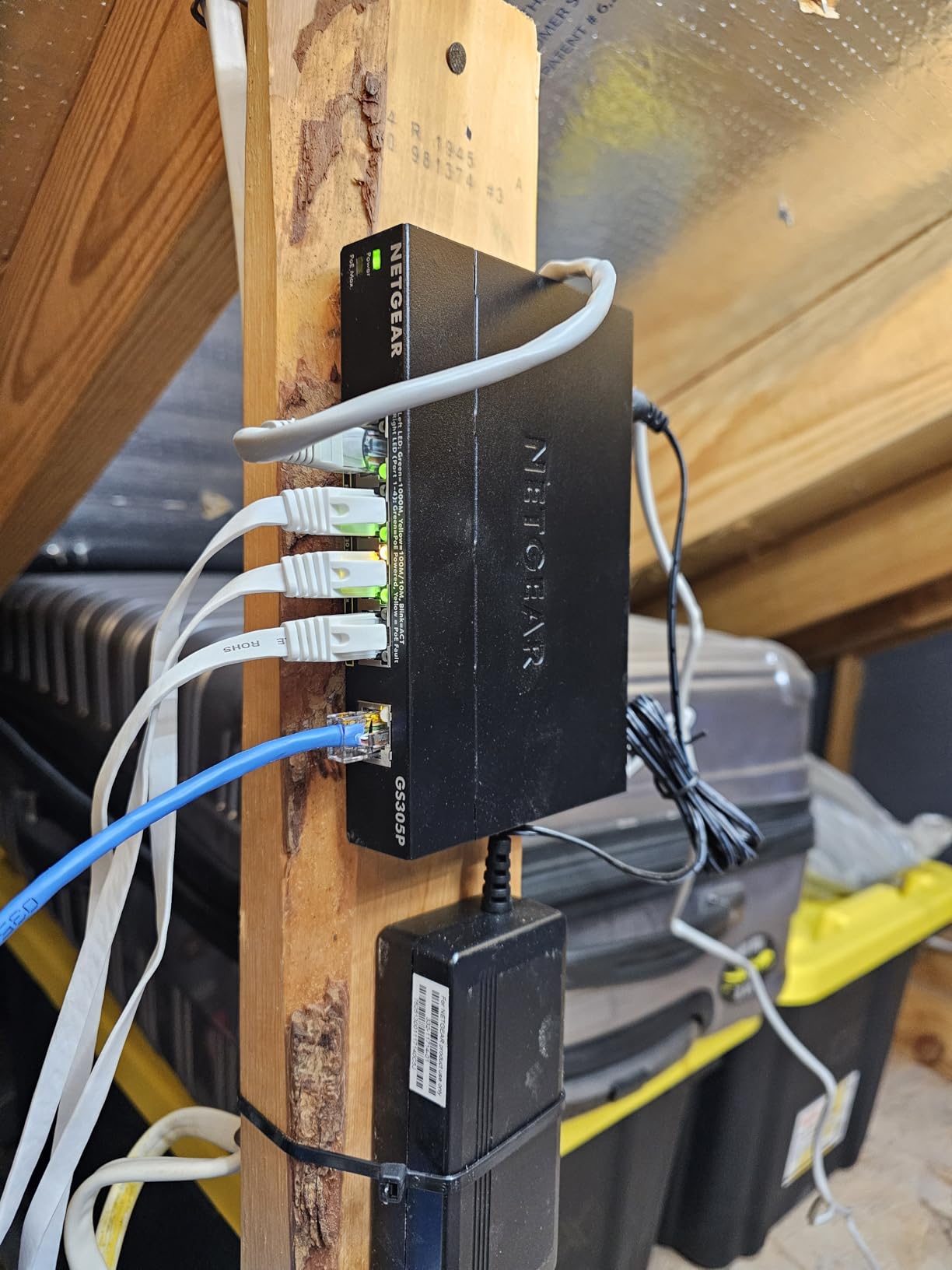NETGEAR 16-Port PoE+ Gigabit Ethernet Unmanaged Essentials Switch (GS316P) - with 16 x PoE+ @ 115W, Desktop or Wall Mount customer photo 1