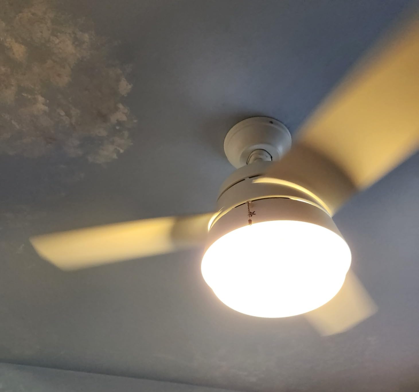 Hunter 52 inch Indoor Ceiling Fan with LED Light and Pull Chain - White Modern Ceiling Fan, Standard Mount, 3 Blades, For Bedroom, Living Room, or Kitchen, Quiet - Aker 50378, Fresh White customer photo 2