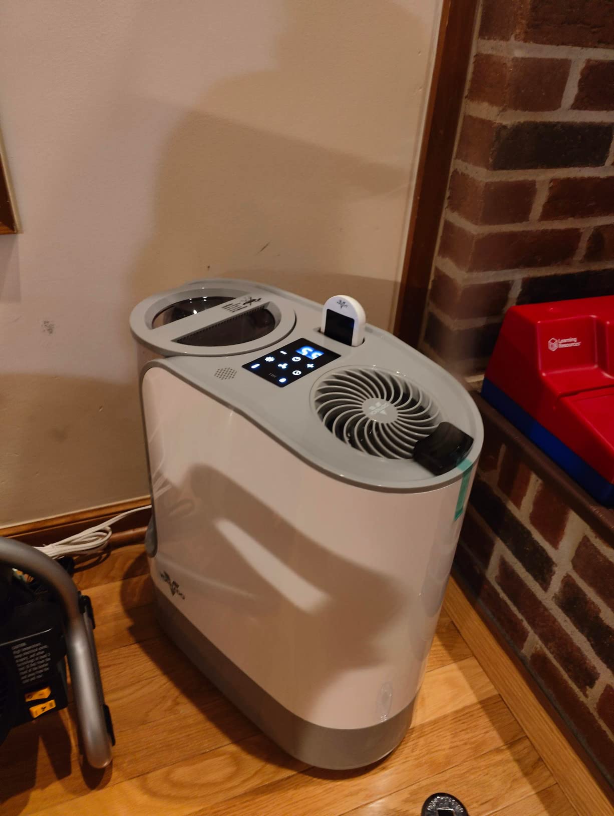 Vornado UH200 Ultrasonic Humidifier with Fan-Assisted Whole Room Humidification, Auto Humidity Control, Remote, and Electronic Humidistat, UH200 - 1.75 gal tank, White customer photo 1