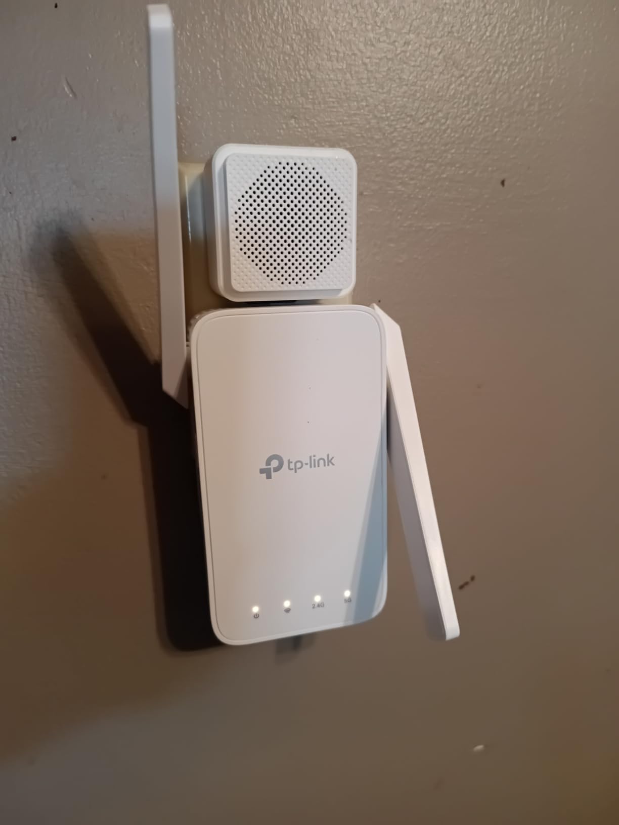 TP-Link AC1200 WiFi Extender (RE315) - 1.2Gbps Dual Band 5GHz/2.4GHz, Up to 1600 Sq.ft and 32 Devices, EasyMesh Compatible, One Ethernet Port customer photo 1