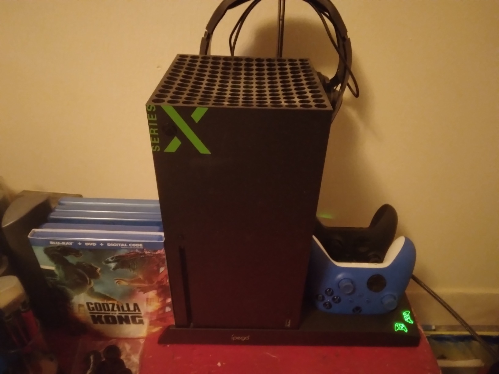 YUANHOT Vertical Cooling Stand Charging Station for Xbox Series X Console & Controller, Fan Cooling System with 1400mAh Rechargeable Battery, Headset Holder, Disc Storage customer photo 1