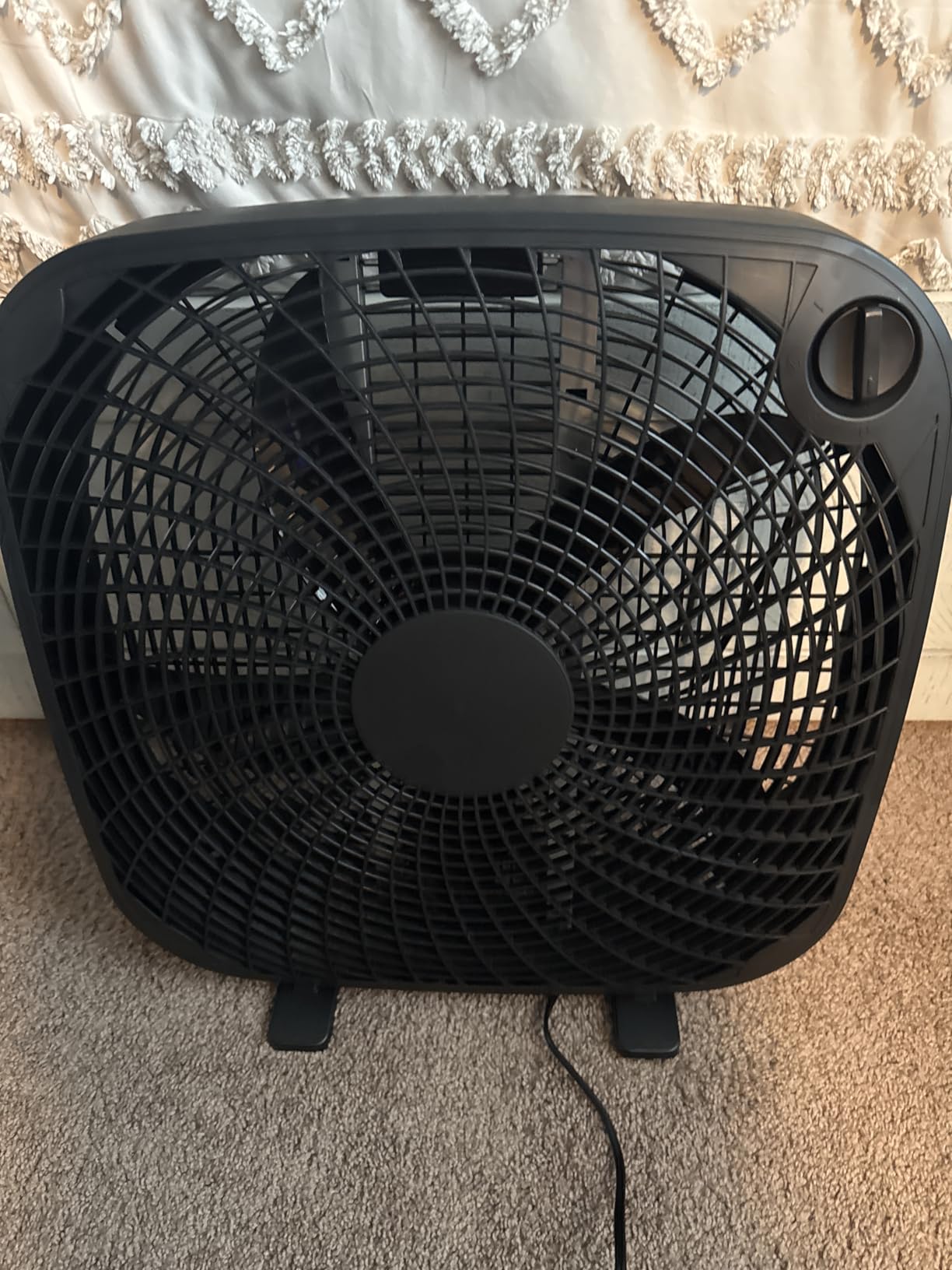 Amazon Basics 3-Speed Box Fan for Bedroom, Portable with Carry Handle, Powerful Airflow, 5 Blades, Lightweight Design, 67 Watts, 20-Inch, Black customer photo 2