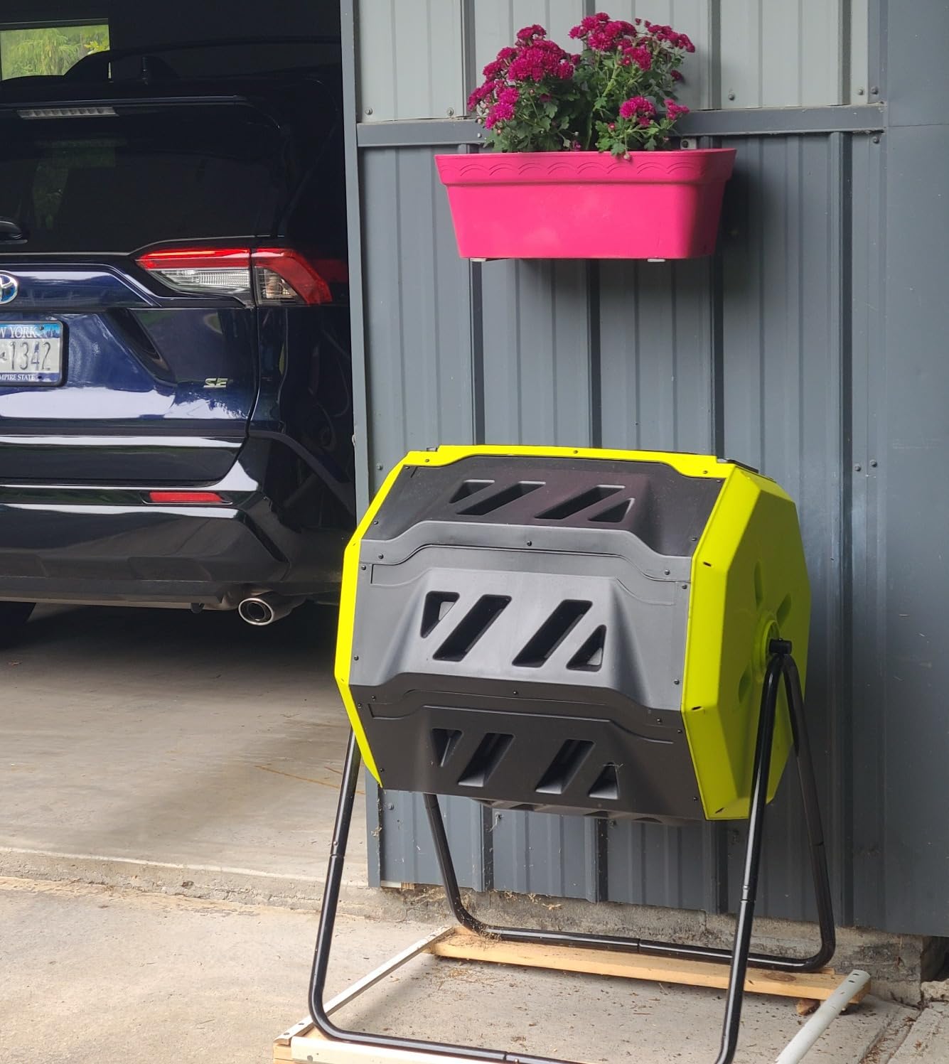 Sun Joe Outdoor Tumbling Composter Bin with 360° Dual Chamber, 2-10 Weeks Compost, 42 Gal - Rotating Composting Tumbler for Home Waste Management and Solution, SJ-CMPS1 customer photo 2