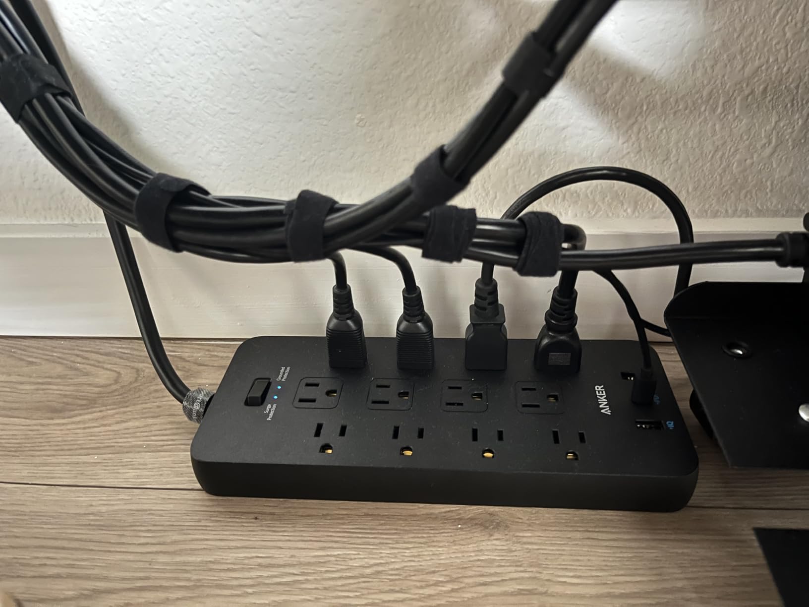 Anker Power Strip with 2100J Surge Protector, Outlet Extender, 5ft Extension Cord with Multiple Outlets, 12 AC, 2 USB A, 1 USB C Port for 20W, Home Office, Dorm Room Essentials, TUV Listed customer photo 1