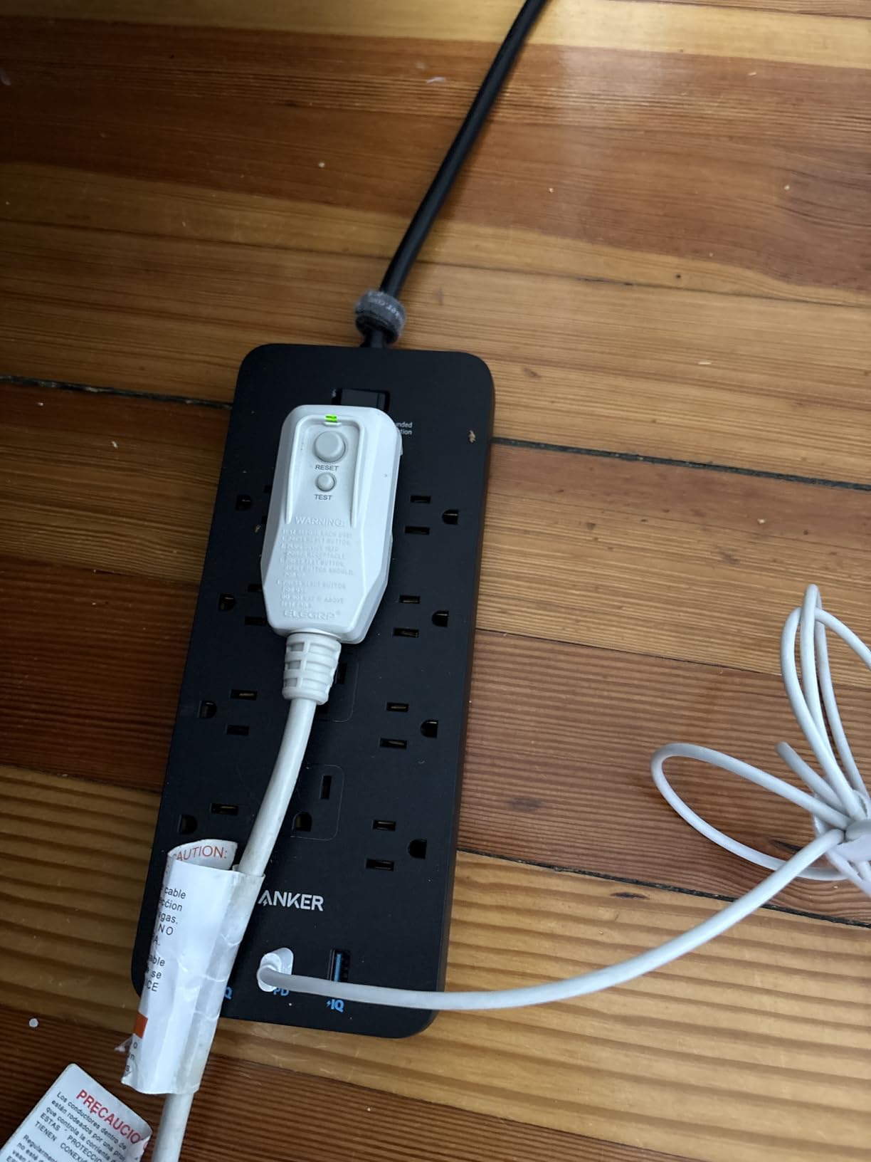 Anker Power Strip with 2100J Surge Protector, Outlet Extender, 5ft Extension Cord with Multiple Outlets, 12 AC, 2 USB A, 1 USB C Port for 20W, Home Office, Dorm Room Essentials, TUV Listed customer photo 2