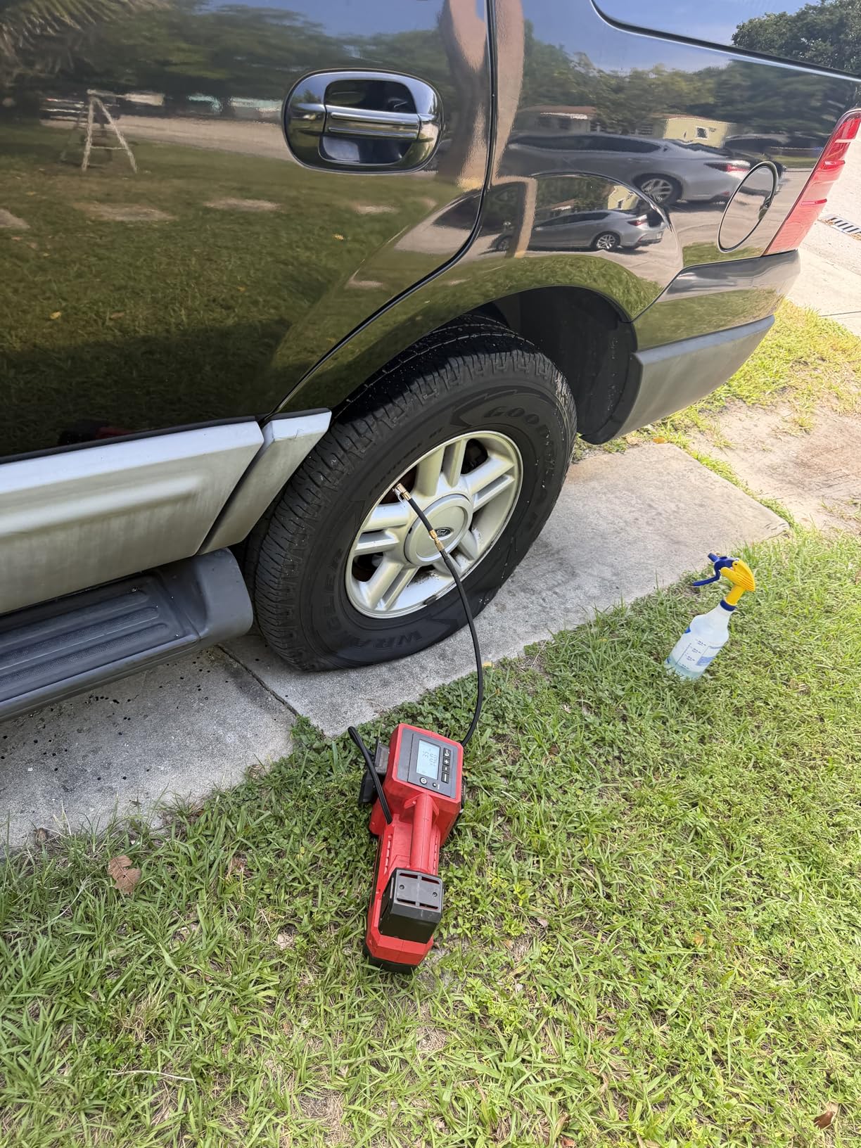 Milwaukee M18 Inflator 2848-20 customer photo 1