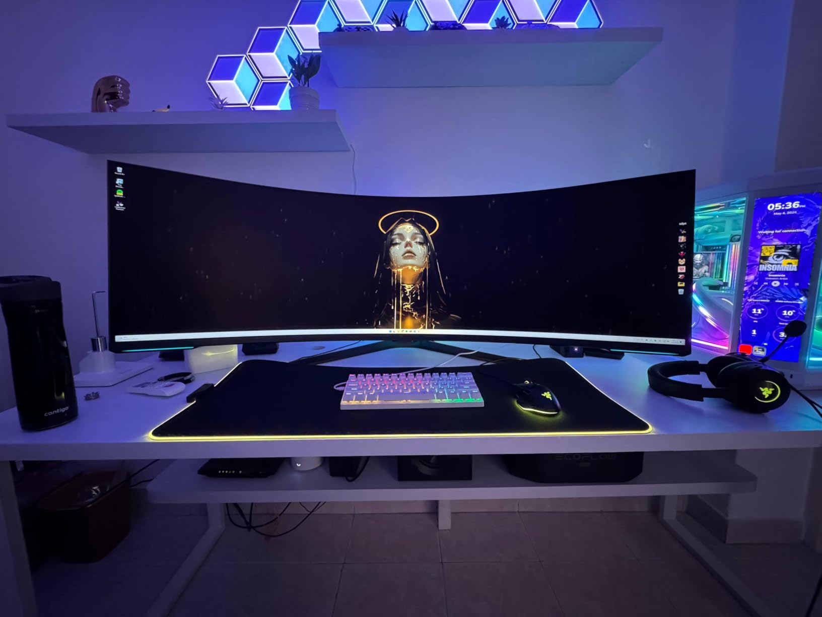 Razer Strider Chroma Hybrid Gaming Mouse Mat with Razer Chroma RGB: Hybrid Soft/Hard Mat - 19 Razer Chroma RGB Lighting Zones - Warp and Water-Resistant - Anti-Slip Base - Seamless Edges XXLarge customer photo 1