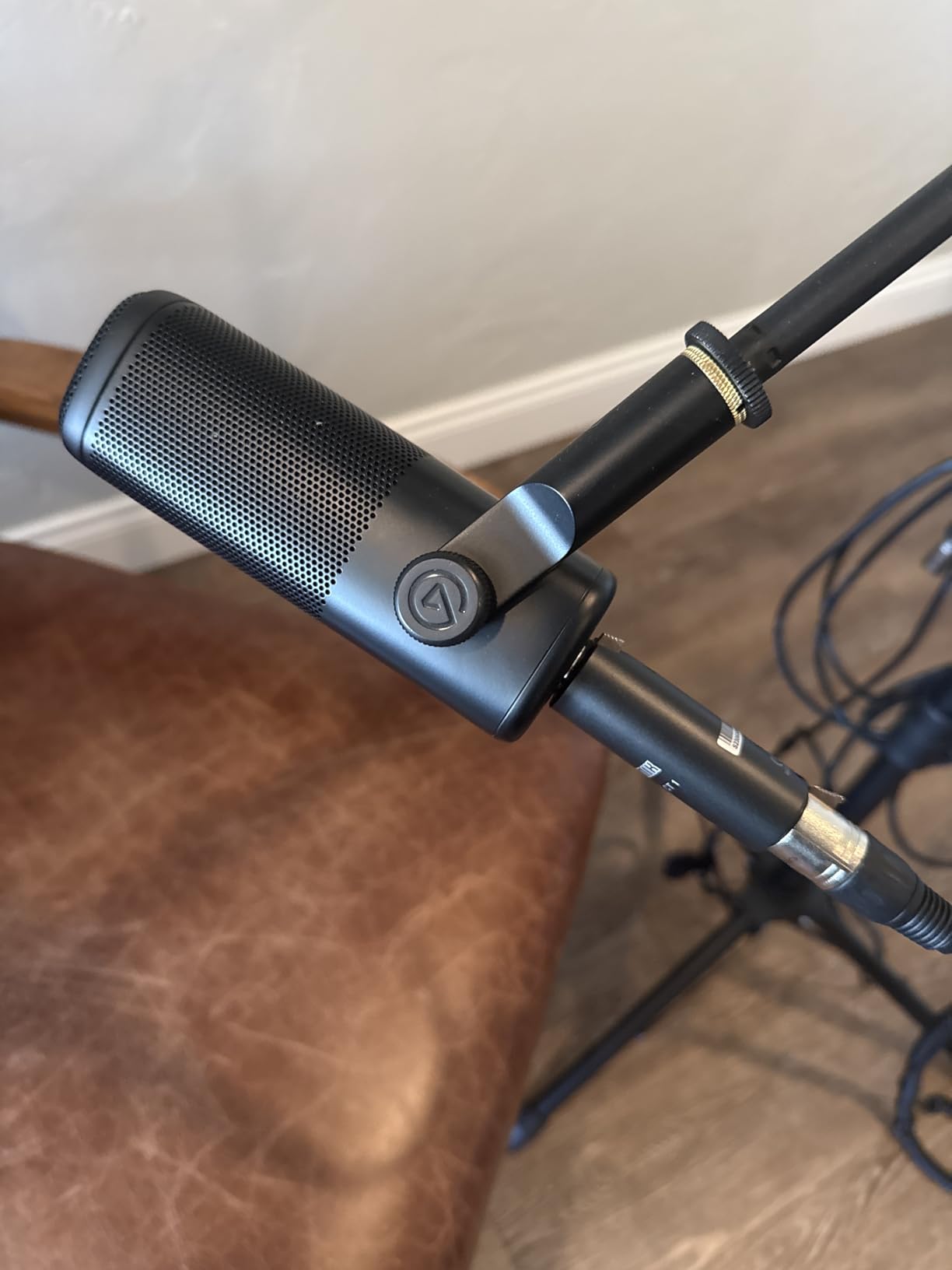 Elgato Wave DX - Dynamic XLR Microphone, Cardioid pattern, Noise Rejection, speech optimised for Podcasting, Streaming, Broadcasting, No Signal Booster Required, works with any Interface, for Mac, PC customer photo 1