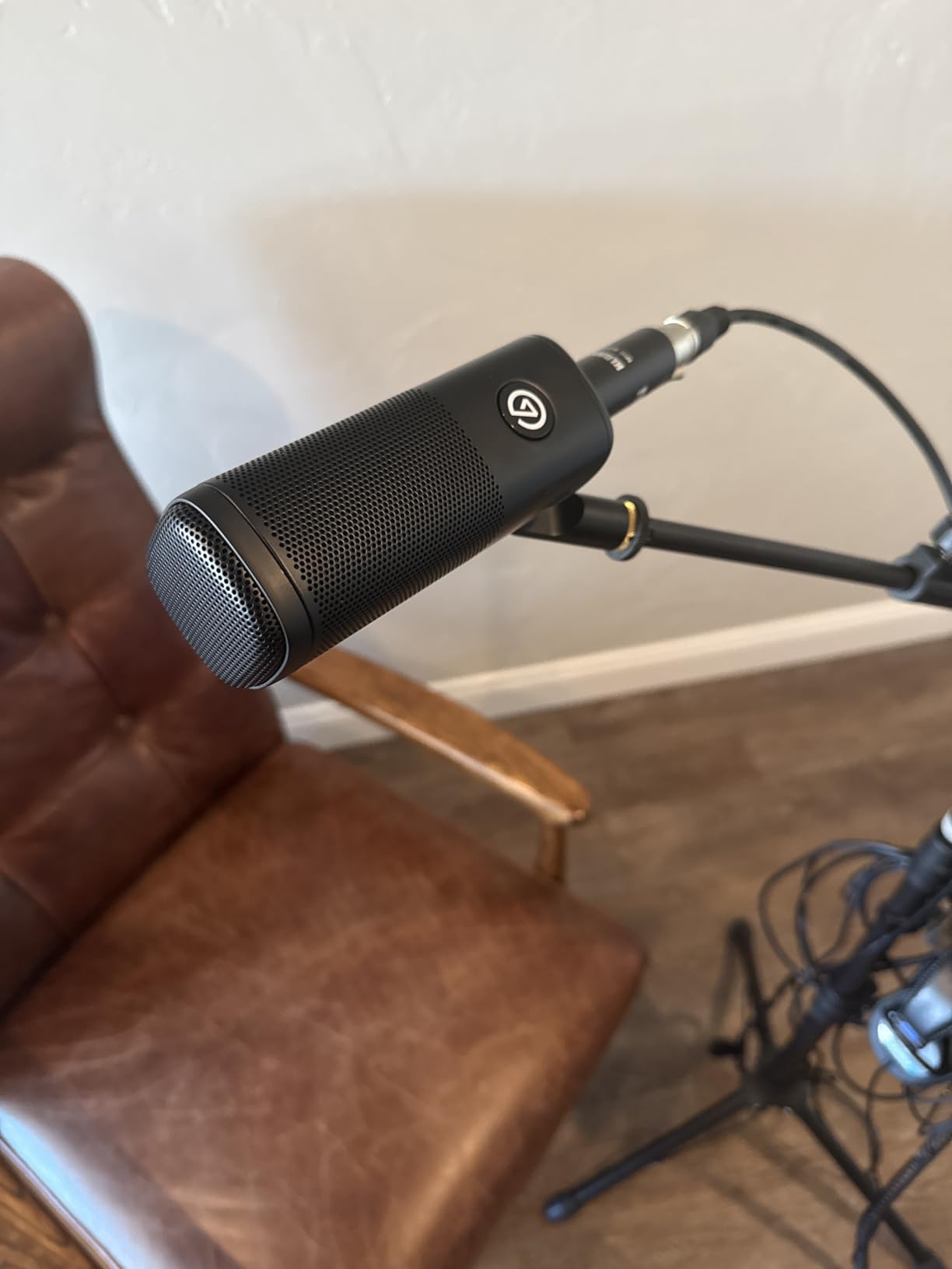 Elgato Wave DX - Dynamic XLR Microphone, Cardioid pattern, Noise Rejection, speech optimised for Podcasting, Streaming, Broadcasting, No Signal Booster Required, works with any Interface, for Mac, PC customer photo 2