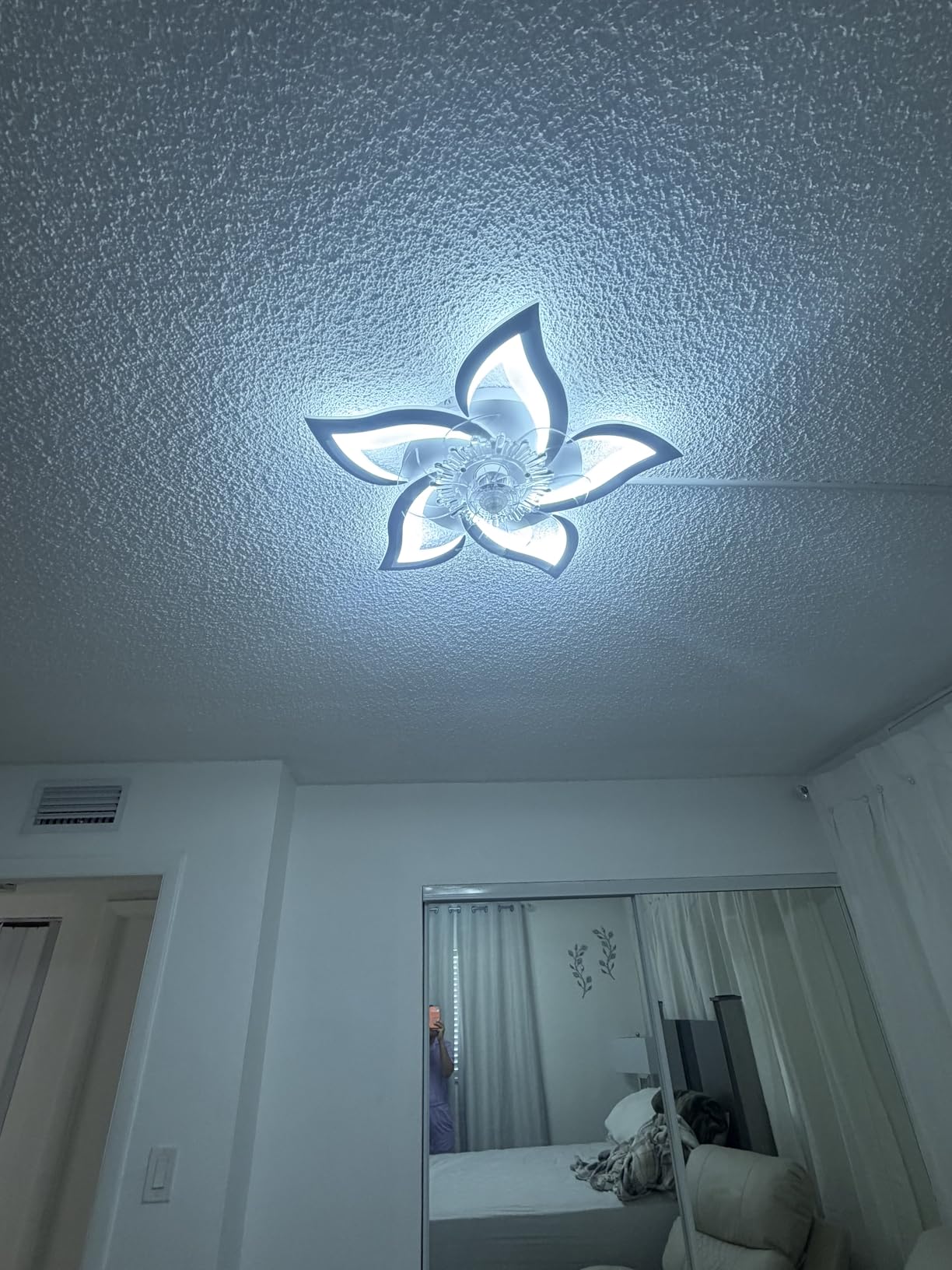 Bevenus Low Profile Ceiling Fan with Lights,110v Modern Dimmable Flower Shape, Remote Control/app Control,Timing 6 Gear Speeds Fan Ceiling Lamp. customer photo 1