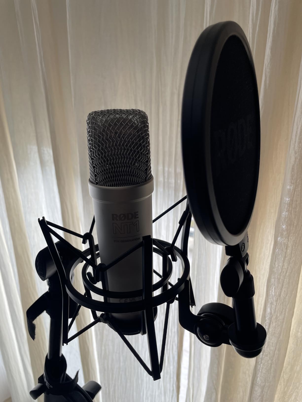Rode NT1 5th Gen Large-Diaphragm Studio Condenser Microphone - XLR & USB Outputs - Shock Mount & Pop Filter Included - Music Production, Vocal Recording, Podcasting - Black - Professional Audio customer photo 1