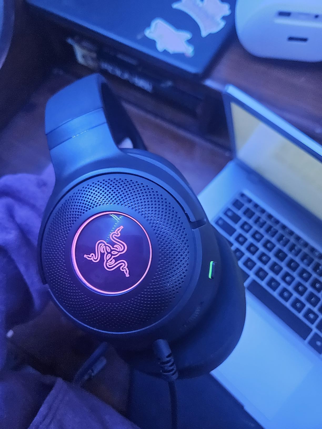 Razer Kraken V3 X Wired USB Gaming Headset: Lightweight Build - Triforce 40mm Drivers - HyperClear Cardioid Mic - 7.1 Surround Sound - Chroma RGB Lighting - Black customer photo 1