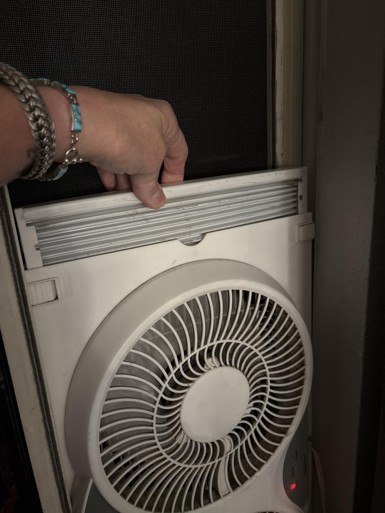 BEYOND BREEZE Window Fan Reversible Airflow, 9