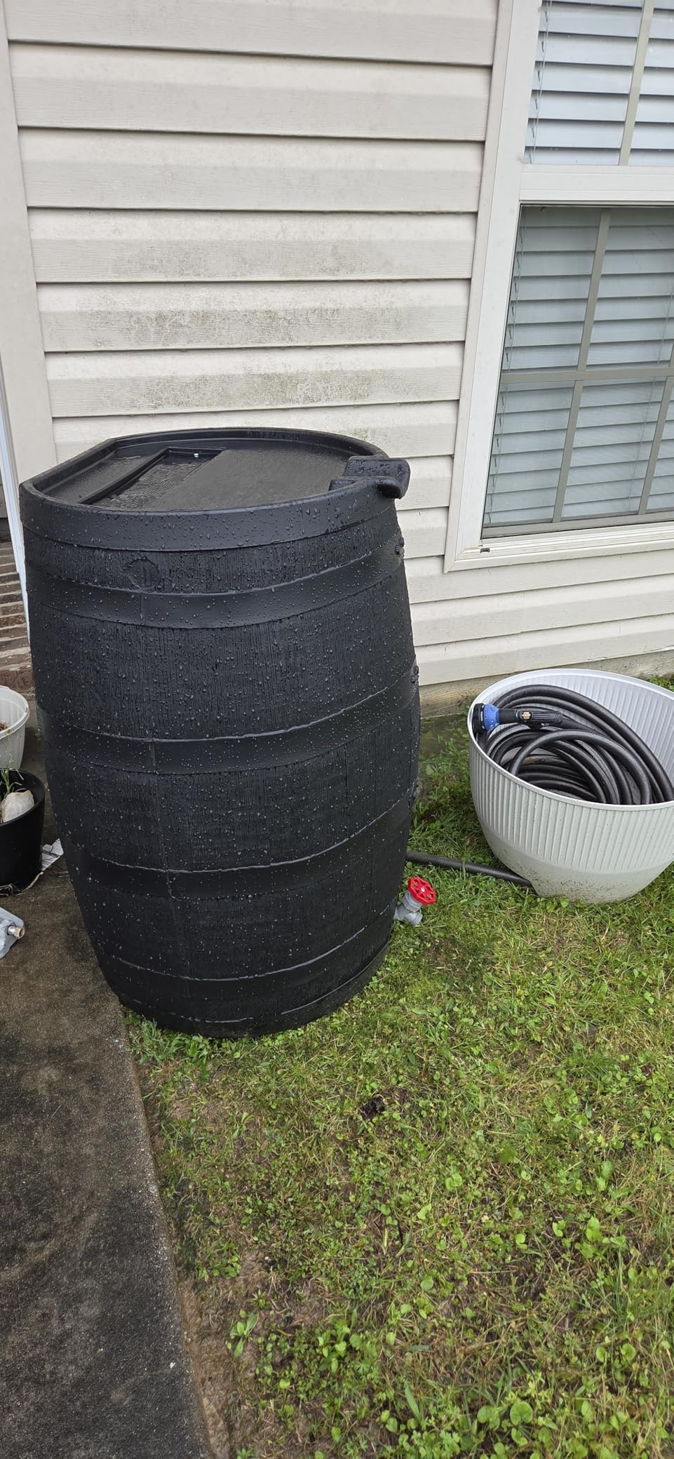 RTS Home Accents Premium 55-Gallon Eco Rain Barrel with Removable Lid, Flat Back Rain Water Collection Barrel, Made with 100% Recycled Plastic, Black customer photo 1