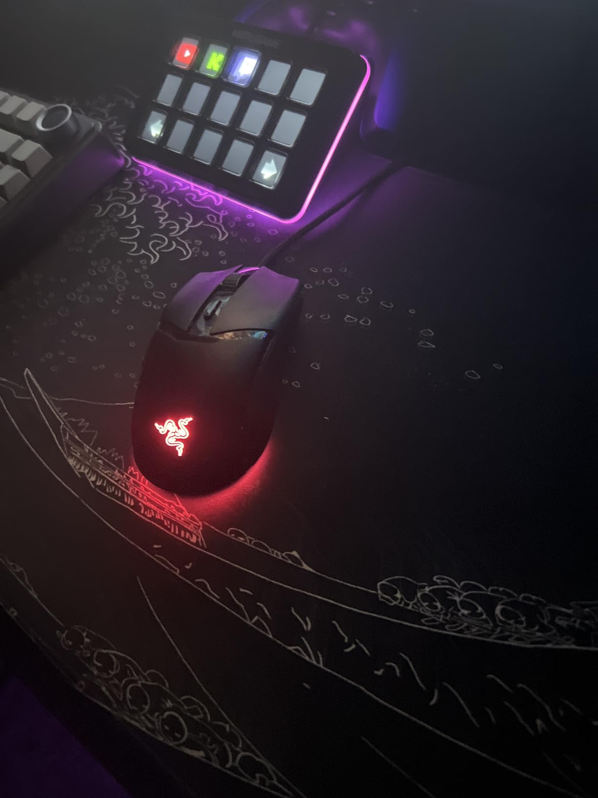 Razer Cobra Wired Gaming Mouse: 58g Lightweight Design - Gen-3 Optical Switches - Chroma RGB Lighting with Underglow - Precise 8500 DPI Optical Sensor - 100% PTFE Mouse Feet - Speedflex Cable - Black customer photo 2