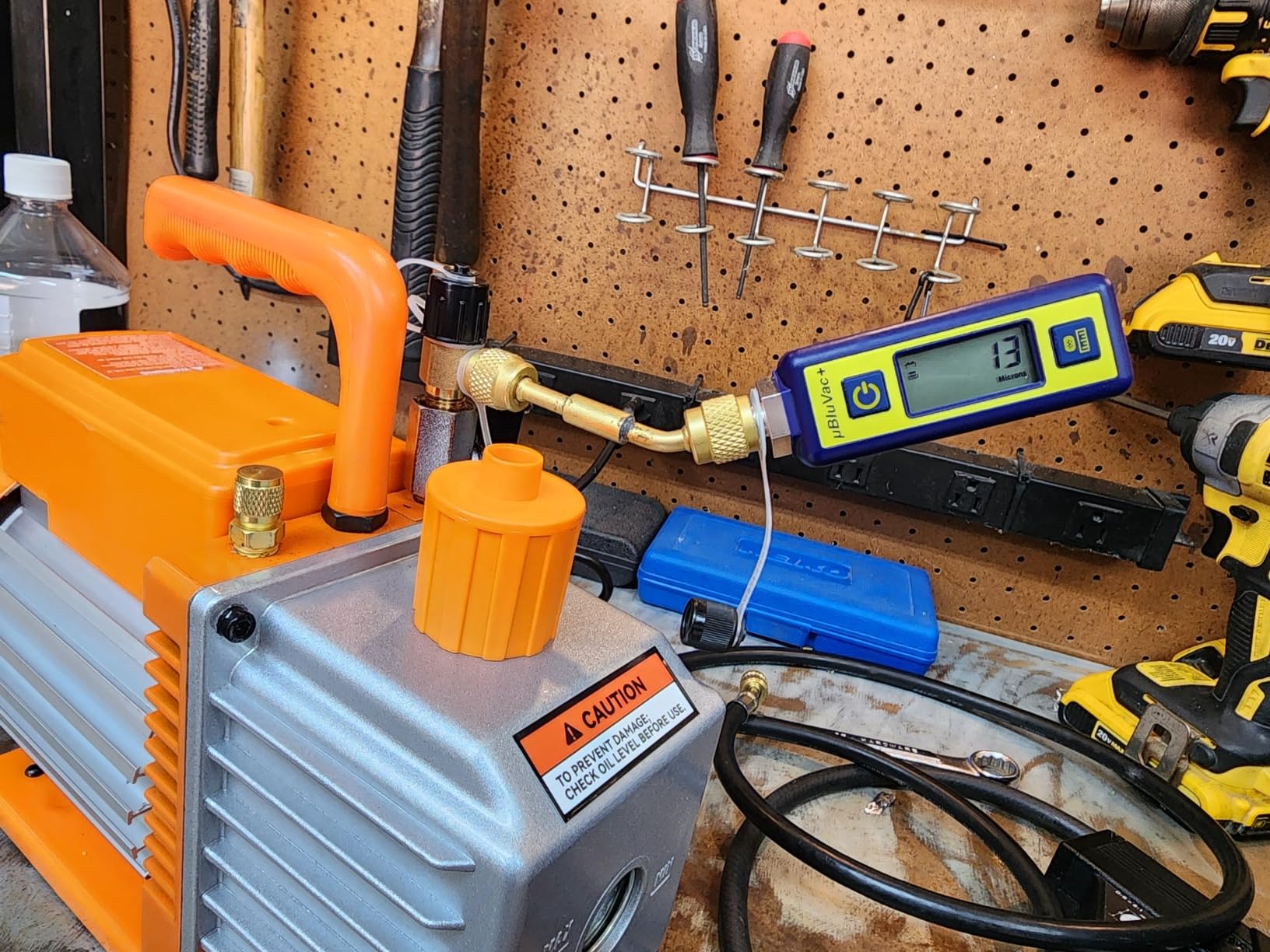 VEVOR 5 CFM 2 Stage Rotary Vane Vacuum Pump 1/2 HP Air Vacuum Pump Sparkless Motor Not only for R22 R410a but Also R32 R1234yf Systems for HVAC/Auto Repair&Maintenance Resin Degassing Two Oil Bottles customer photo 2
