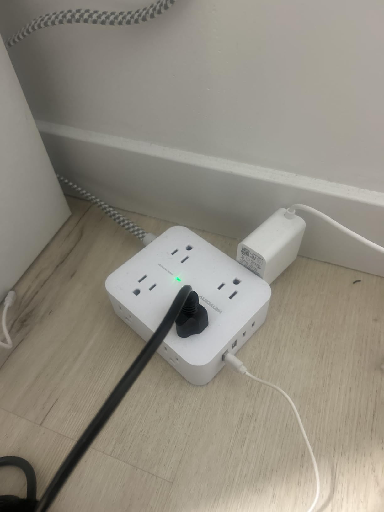 Power Strip Surge Protector, HANYCONY 5Ft Ultra Thin Flat Extension Cord with Multiple Outlets, 8 Widely Outlet Extender 4 USB Ports(2 USB C), 1080J Wall Mount for College Dorm Room Essentials Black customer photo 2