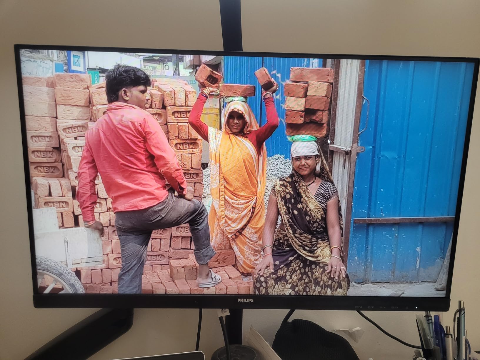 Philips 24 inch 100Hz Computer Monitor, Frameless Full HD (1920 x 1080), VESA, HDMI x1, VGA Port x1, Eye Care, 4 Year Advance Replacement Warranty, 241V8LB customer photo 2