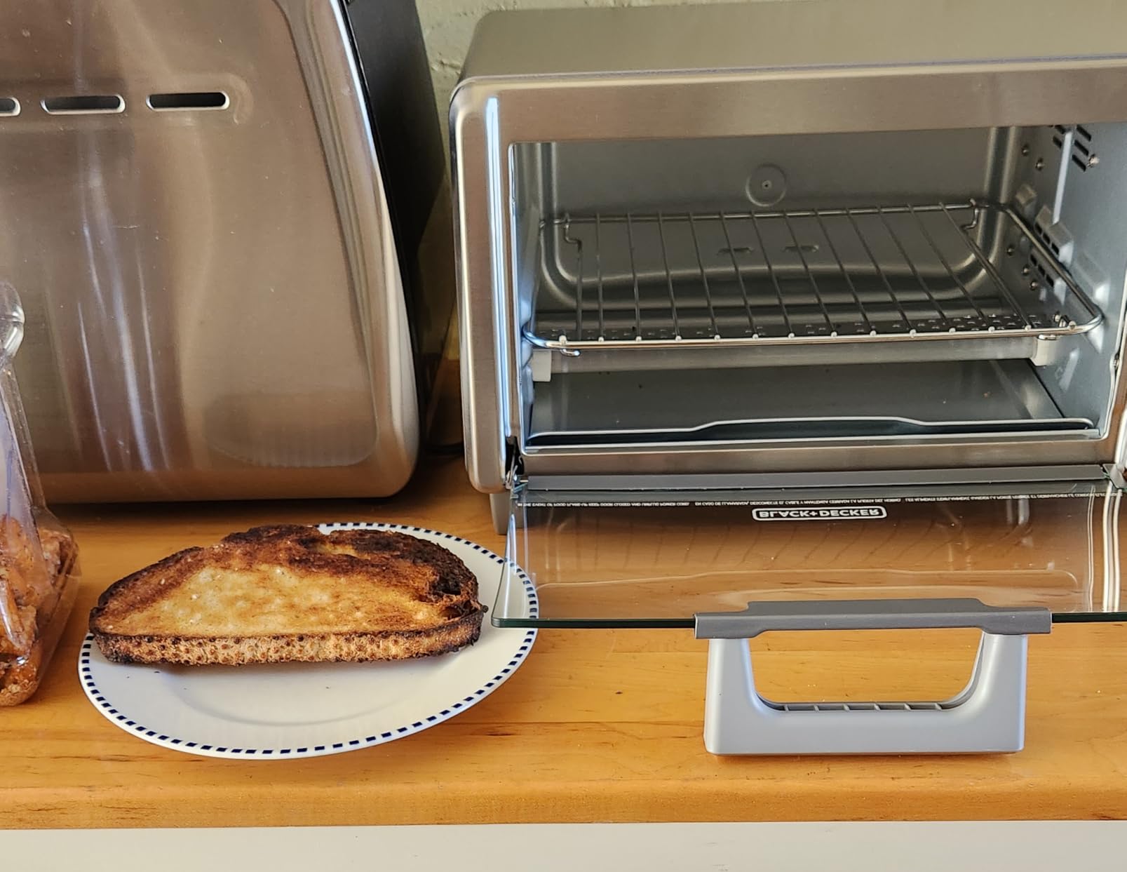 BLACK+DECKER Crisp 'N Bake Air Fry Countertop Convection Toaster Oven, Medium Capacity, 4-Slice, 5-in-1, Fits 9