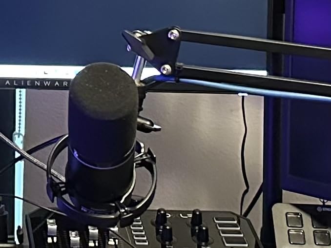 MAONO XLR/USB Dynamic Microphone Kit, RGB Podcast Mic with Software, Mute, Gain Knob, Volume Control, Boom Arm for Streaming, Gaming, Voice-Over, Recording-PD200XS Black customer photo 2