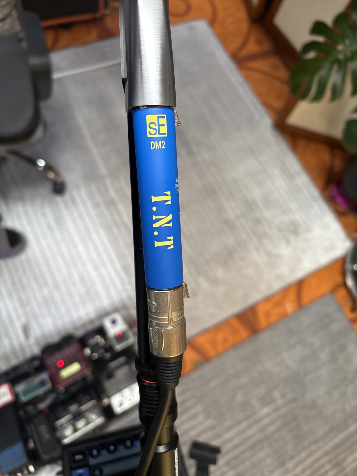 sE Electronics DM2 TNT Ultra-Slim Inline Microphone Preamp for Ribbon & Dynamic Microphones - Mic Preamp with 2 Gain Settings (+15dB or +30dB) & 8 Load Settings (50 Ohm-10 M Ohm) (Black) customer photo 2