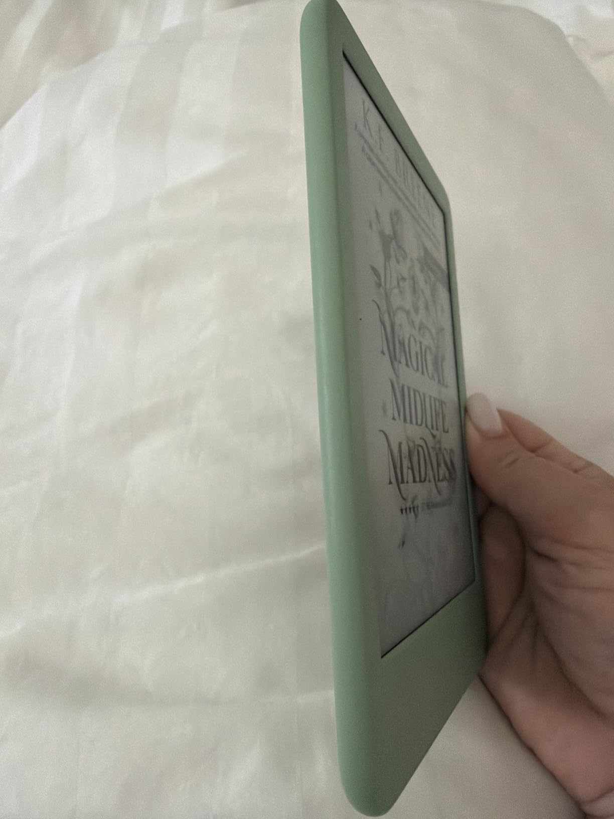 Amazon Kindle 16 GB (newest model) - Lightest and most compact Kindle, now with faster page turns, and higher contrast ratio, for an enhanced reading experience - Black customer photo 2