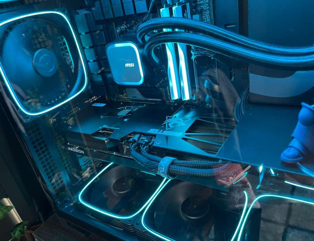PowerColor Hellhound AMD Radeon RX 9070 XT 16GB GDDR6 customer photo 1