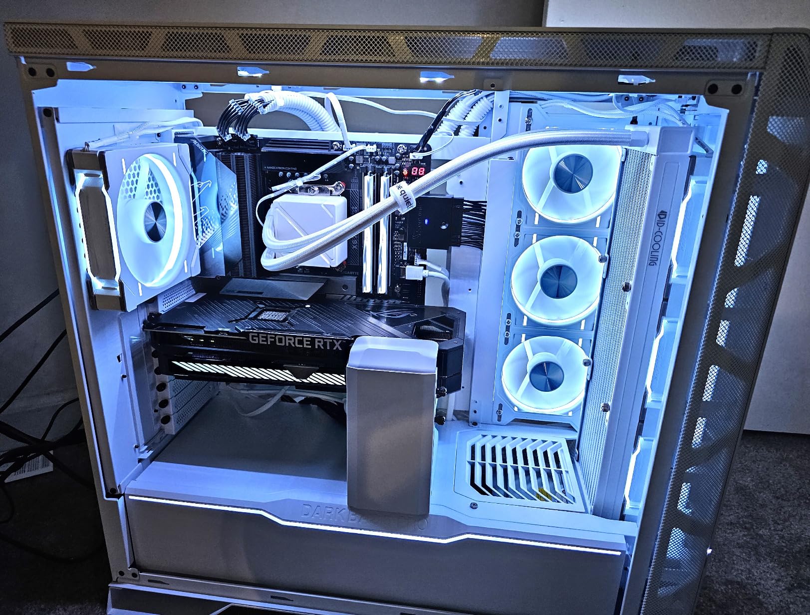 be quiet! Dark Base Pro 901 White PC case, Maximum Airflow, 3X Silent Wings 4 PWM Fans, virtually inaudible Operation, Flexible Motherboard Tray for an Inverted Layout, ARGB Lighting, BGW51 customer photo 1