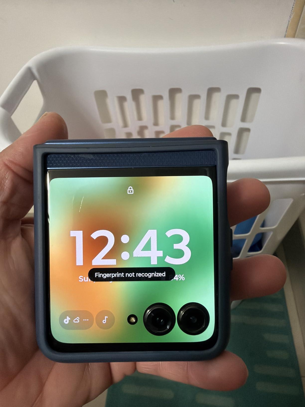 razr | 2024 | Unlocked | Made for US 8/256GB | 50MP Camera | Beach Sand customer photo 2