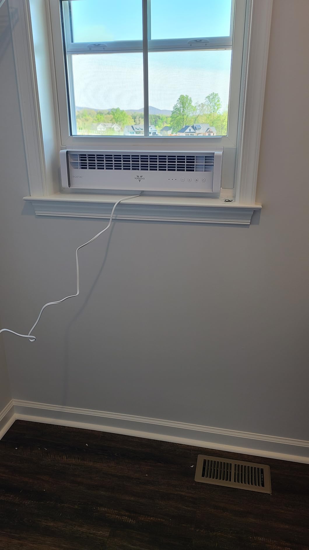 Vornado PORTAL Window Fan with 3 Speeds, Reversible Exhaust Mode, Weather Resistant, Window Fan For Kitchen, Bedroom, Home, Low Profile, White customer photo 2