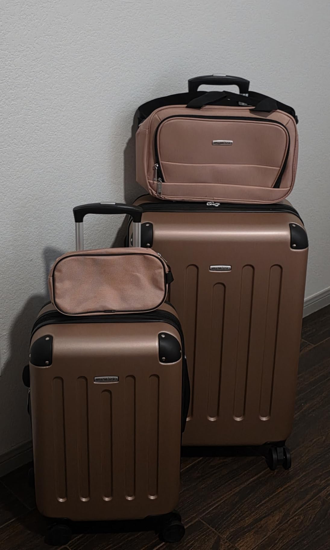 Amazon Basics 4-Piece Luggage Set, Hardside Suitcases with Spinner Wheels (22