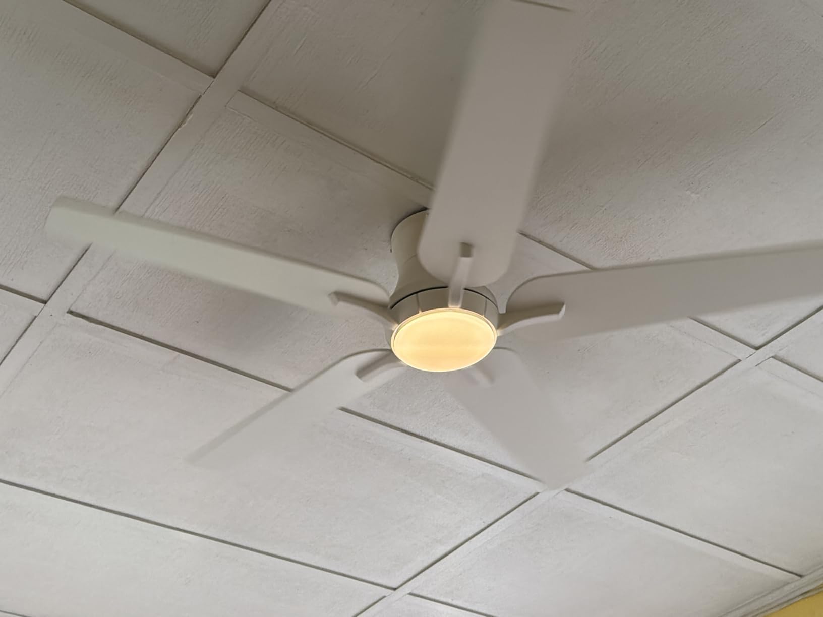 POCHFAN 52 Inch White Ceiling Fans with Lights and Remote, Flush Mount Low Profile Ceiling Fan for Bedroom, Living Room, Patio, Dimmable 6 Speeds Noiseless Reversible, ETL Listed customer photo 1