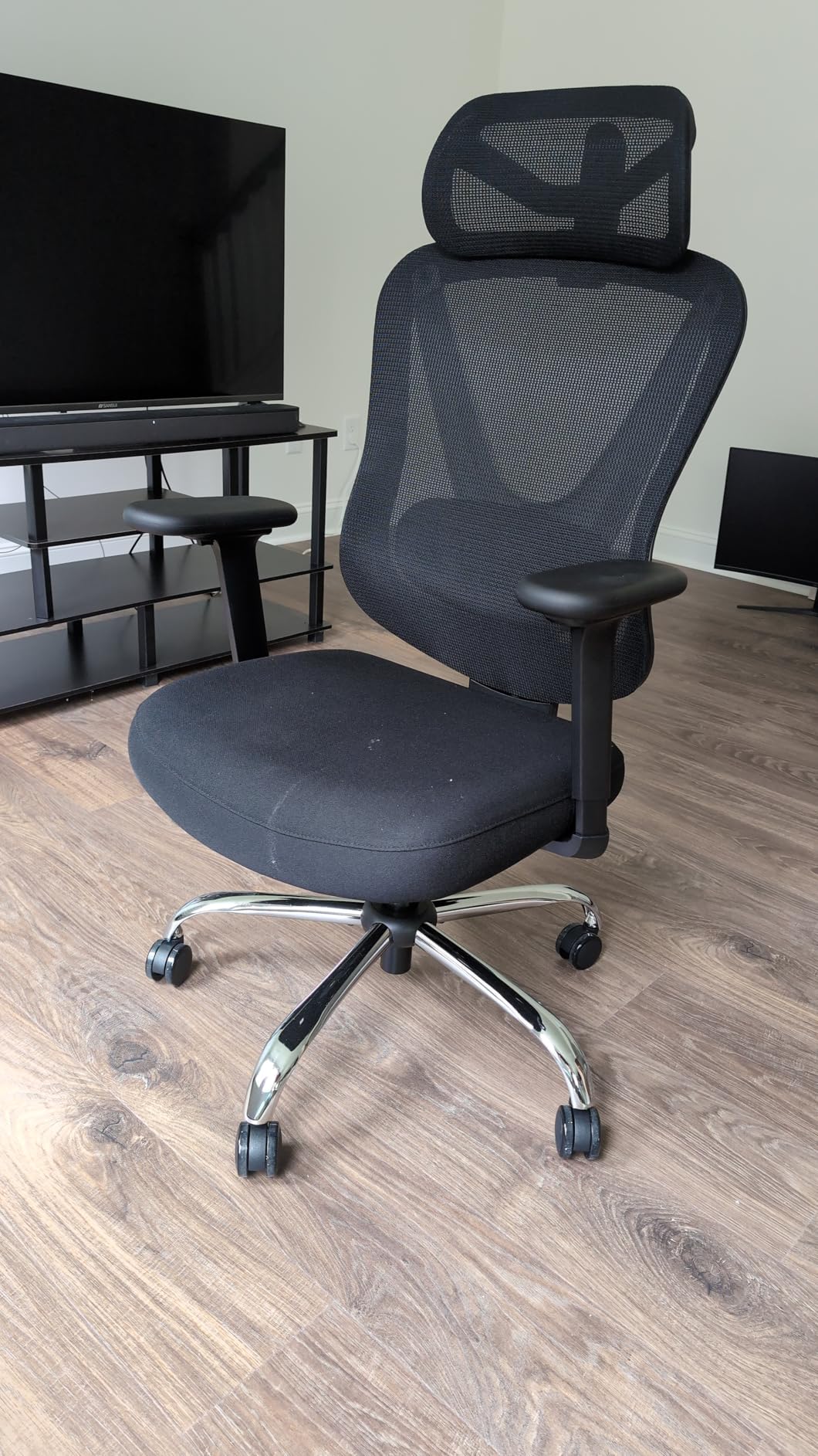 HOLLUDLE Ergonomic Mesh Office Chair - 3D Adjustable Lumbar Support & 3D Armrests, V-Shaped Back, Adjustable Desk Chair for Office & Home, White customer photo 1