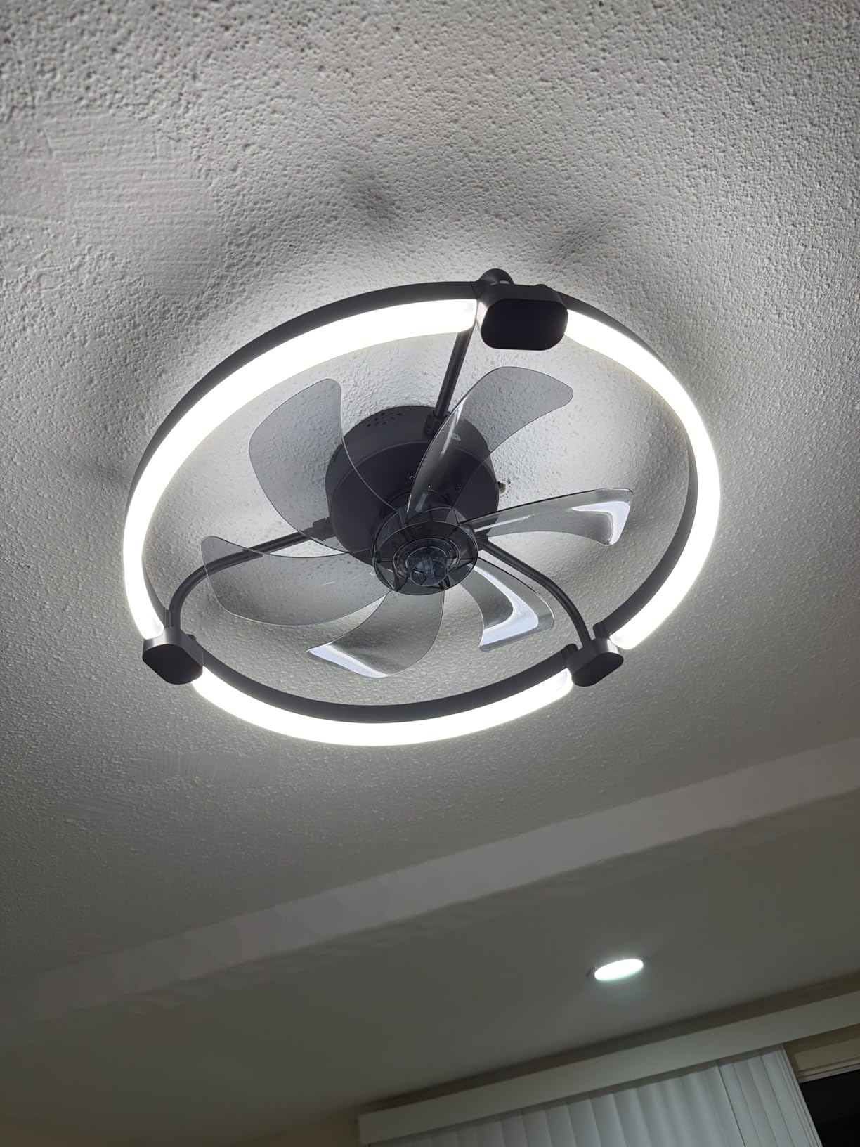 Ensenior Ceiling Fans with Lights and Remote, 20'' Low Profile Ceiling Fan Flush Mount, APP Control, 6 Speed, 3CCT, Quiet Reversible DC Motor, Dimmable Modern Ceiling Fan with Light for Bedroom, Black customer photo 1