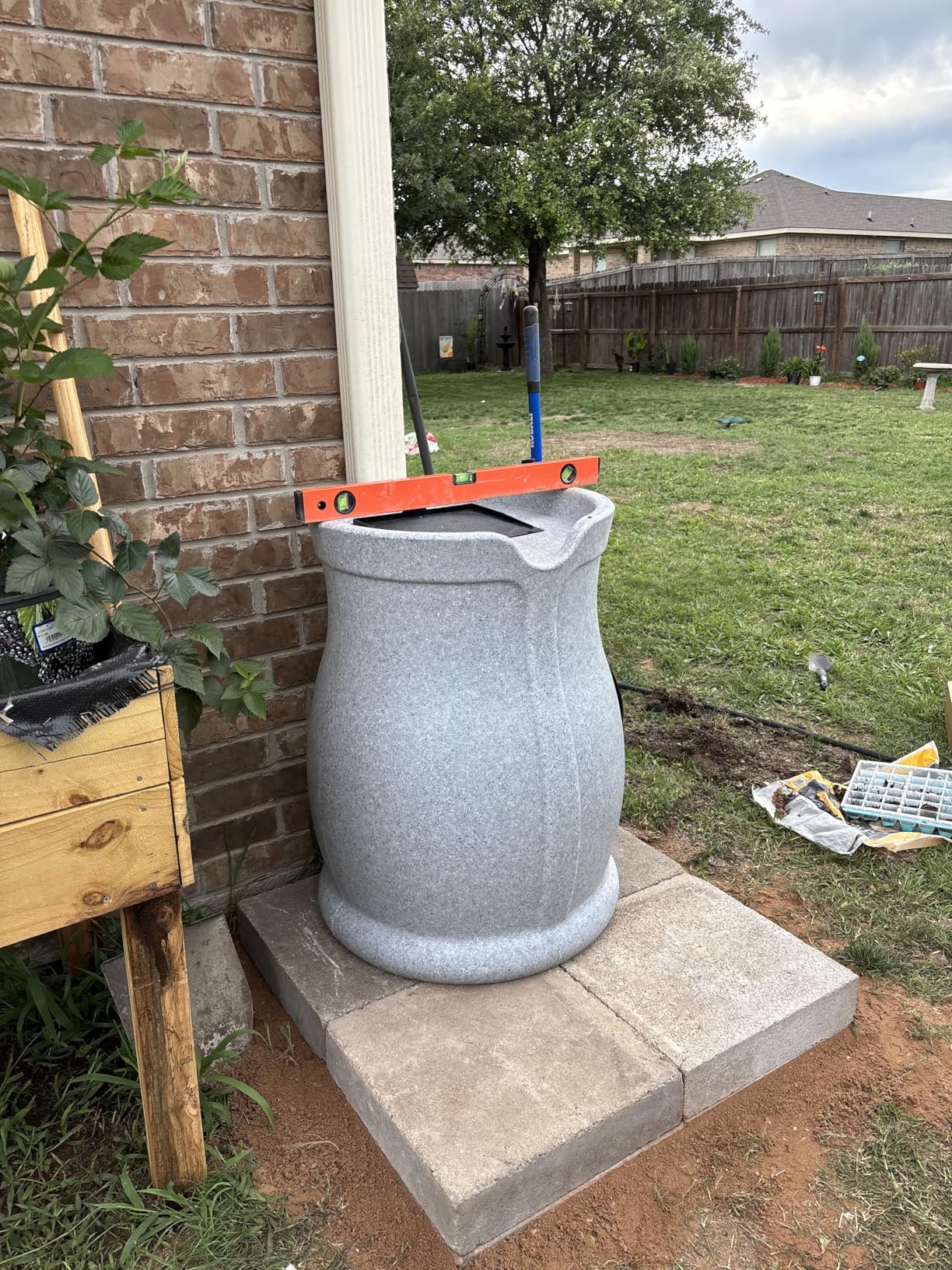 FCMP Outdoor 45-Gallon Catalina Rain Barrel - BPA-Free, Flat-Back Design with 3.5 Foot Garden Hose, Shut-Off Thumb Valve, and Fixed Lid (RB-CAT-BLK) Black customer photo 1
