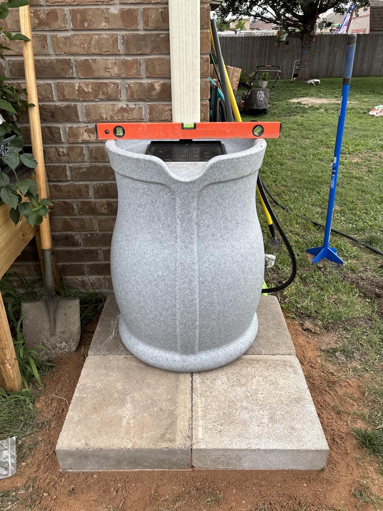 FCMP Outdoor 45-Gallon Catalina Rain Barrel - BPA-Free, Flat-Back Design with 3.5 Foot Garden Hose, Shut-Off Thumb Valve, and Fixed Lid (RB-CAT-BLK) Black customer photo 2