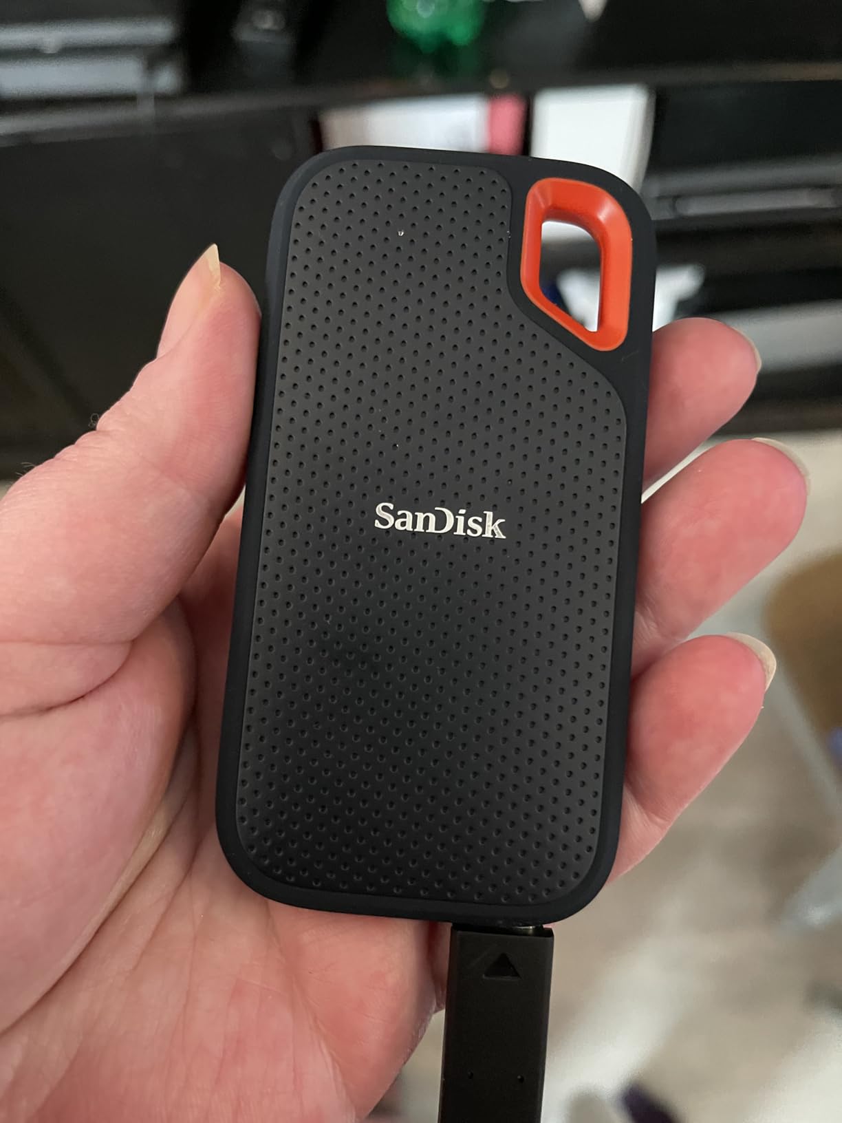 4TB SANDISK Extreme PRO Portable SSD with USB4, Up to 3800 MB/s Read and 3700MB/s Write, USB-C, USB 3.2, IP65 Water and Dust Resistance, SDSSDE82-4T00-G25 customer photo 1